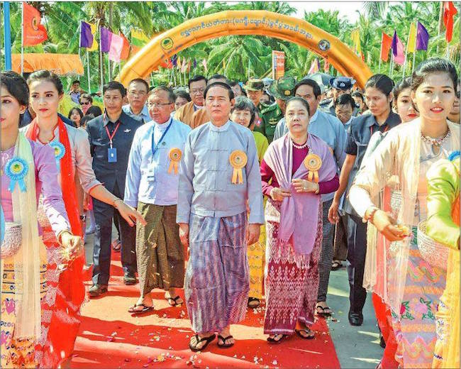 Le président inaugure le pont Shwethaungyan dans la région de l’Ayeyawady