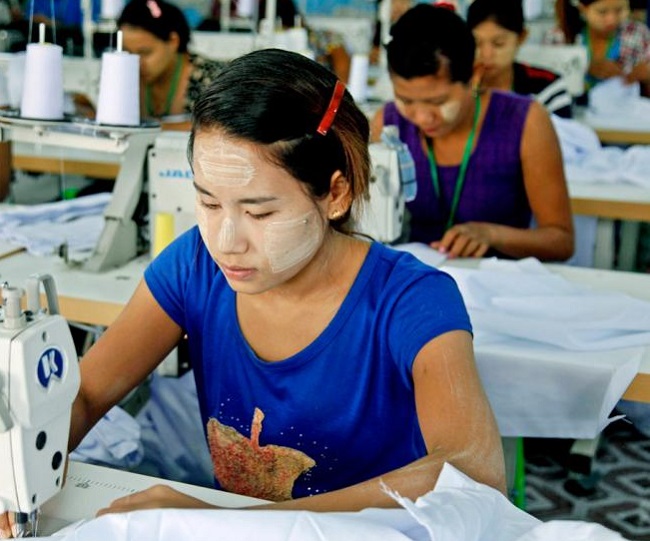 Ouvrière dans une usine de vêtements en Birmanie