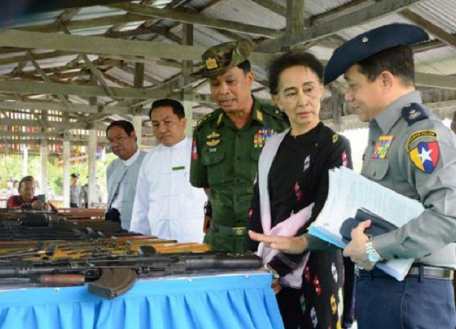 Aung San Suu Kyi lors d'une visite dans une école de police