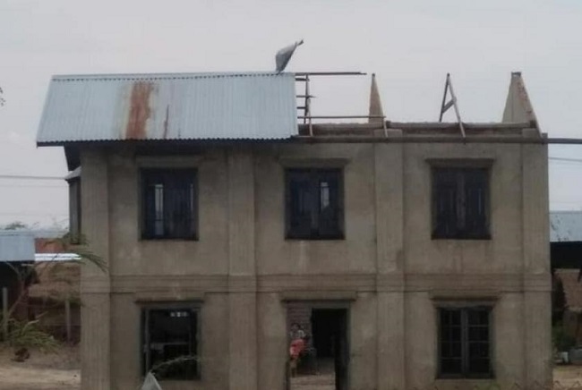 Une maison endommagée par le vent dans la région de Mandalay