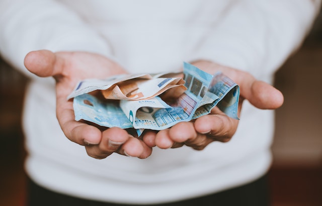 Pourquoi et comment désinfecter les billets de banque et les pièces de monnaie