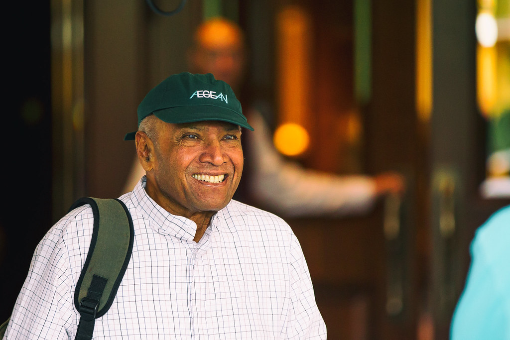 Ananda Krishnan souriant et portant une casquette