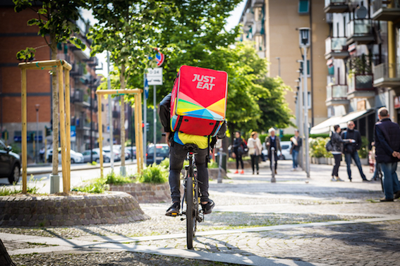 Livreur Just Eat en Italie qui est désormais un salarié