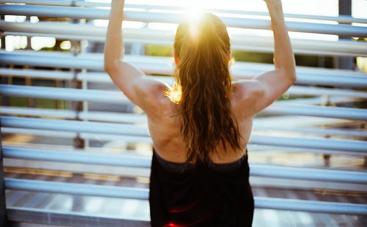 une femme fait un entraînement sportif