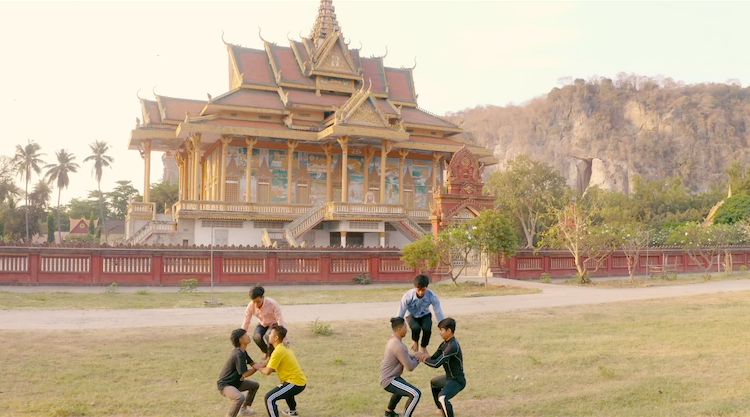 six jeunes faisant des acrobaties face au palais royal à Phnom Pneh