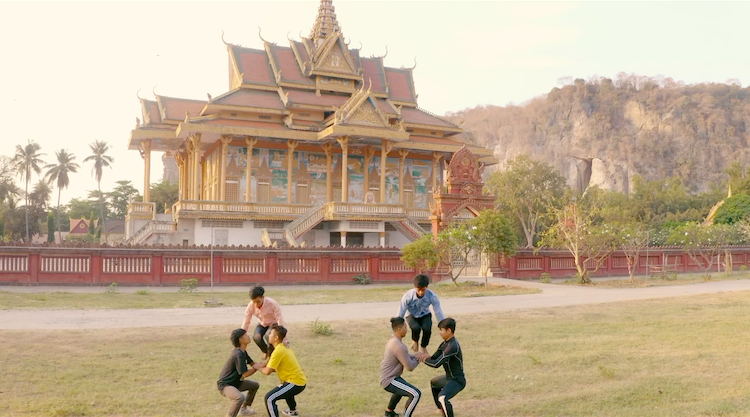 six jeunes faisant des acrobaties face au palais royal à Phnom Pneh 