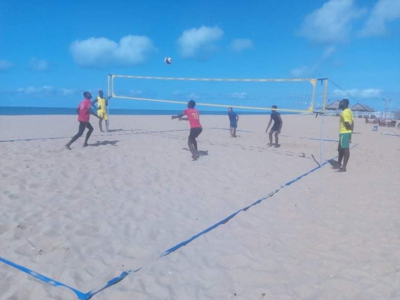 Joueurs de beach-volley sur la plage du Cali Cali au Bénin 