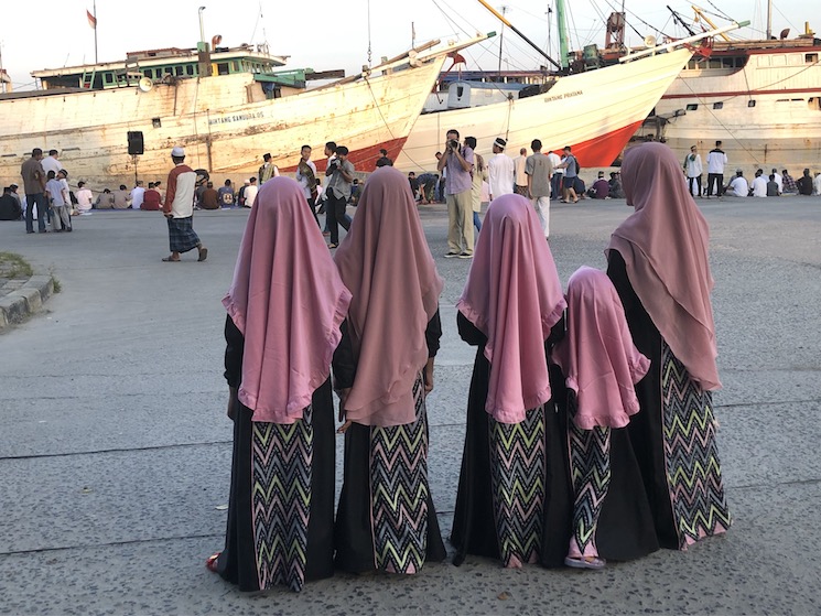 Des jeunes filles musulmanes se font prendre en photo