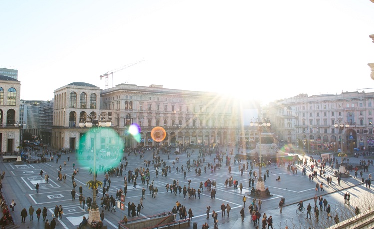 foule sur une place à Milan