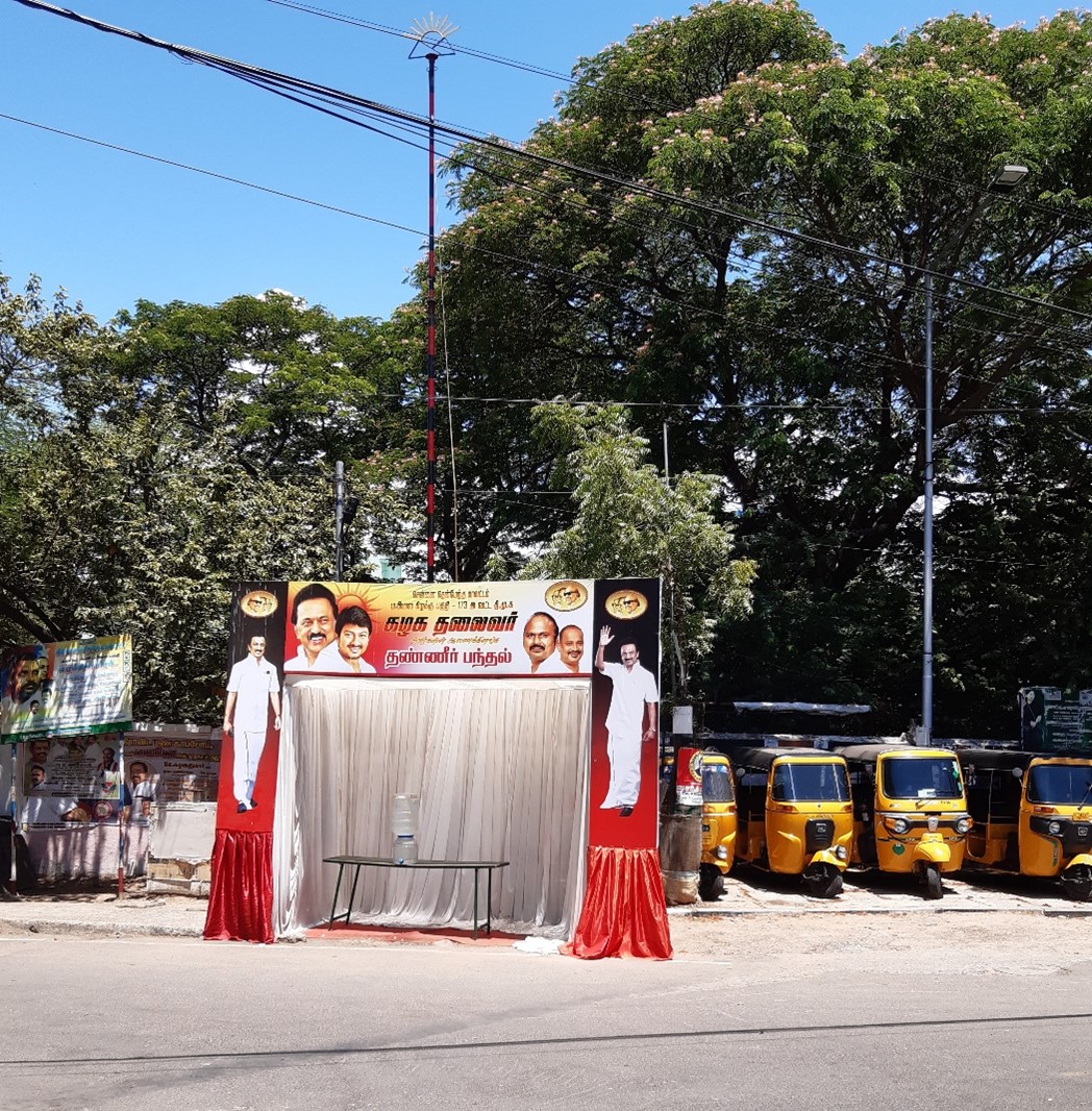 Stand installé dans une rue de Chennai aux couleurs du DMK