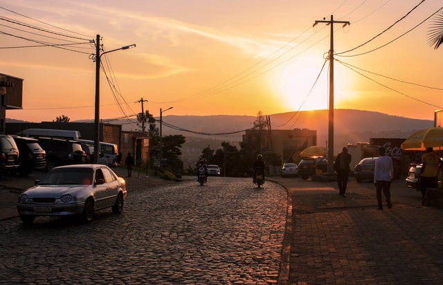 Une rue de Kigali au soleil couchant