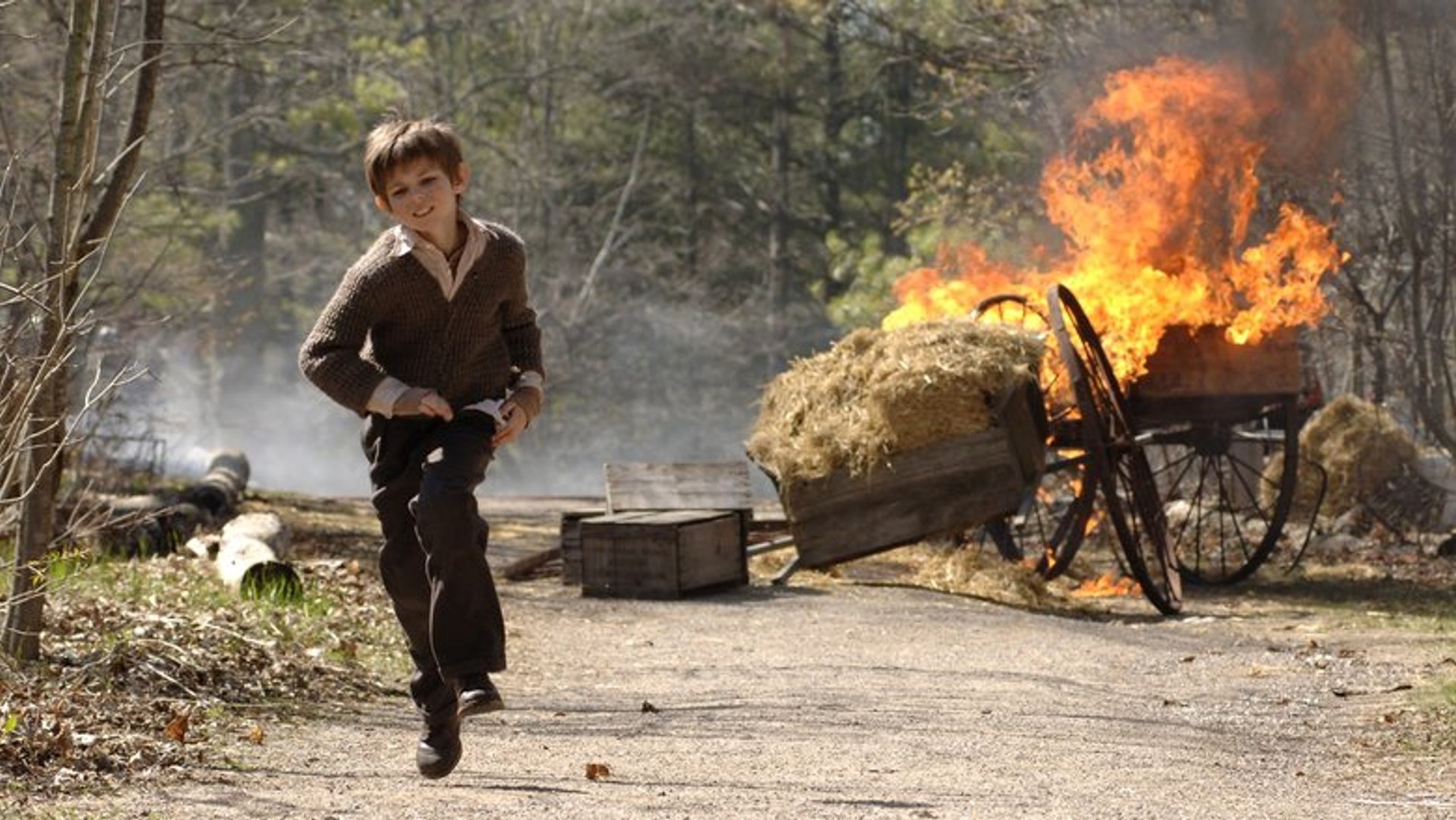 Un enfant court pour échapper à un feu