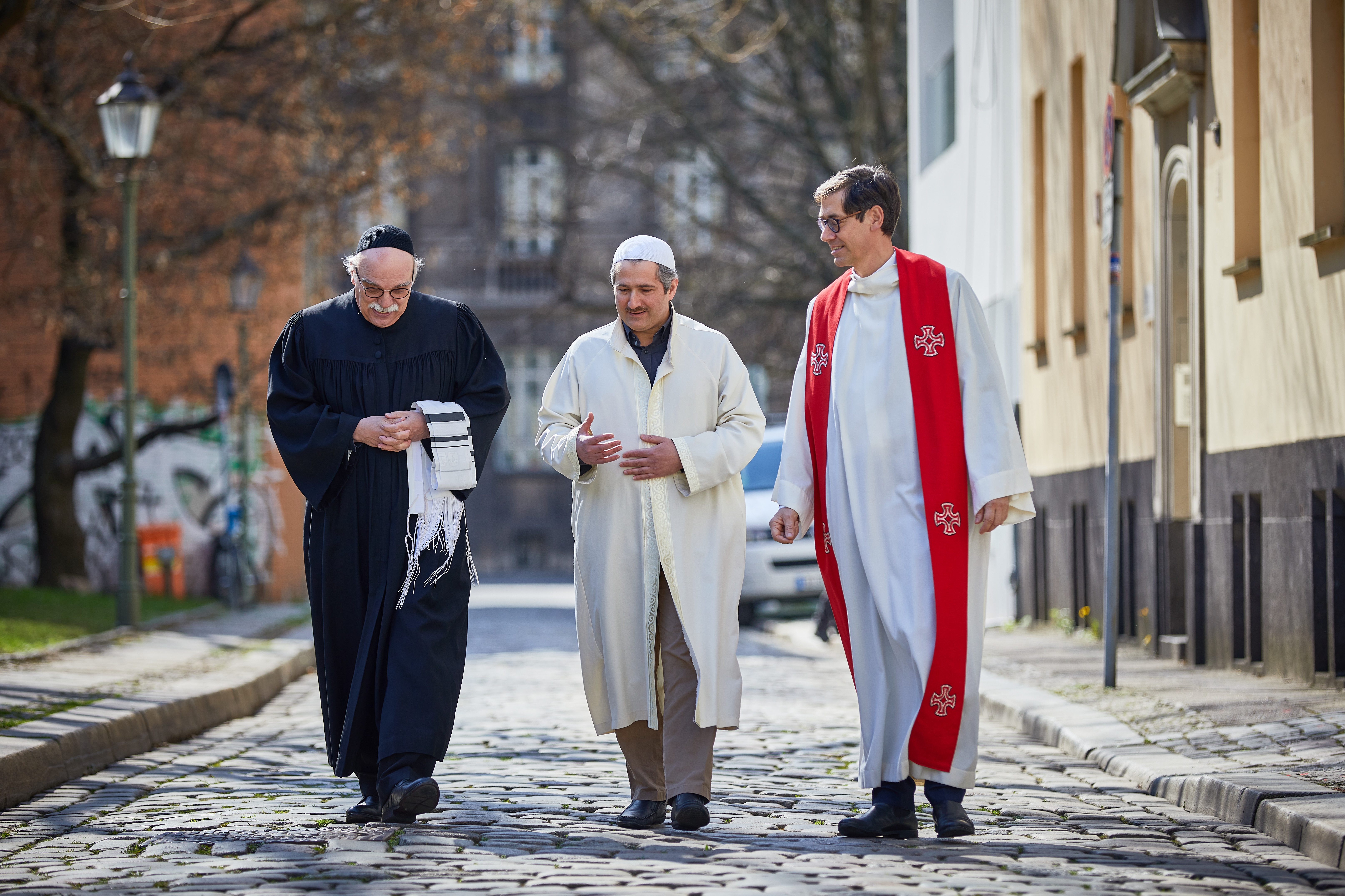 Un rabbin, un pasteur, un imam marchant ensemble dans la même direction