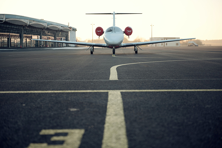 Un avion sur une piste d'atterrissage