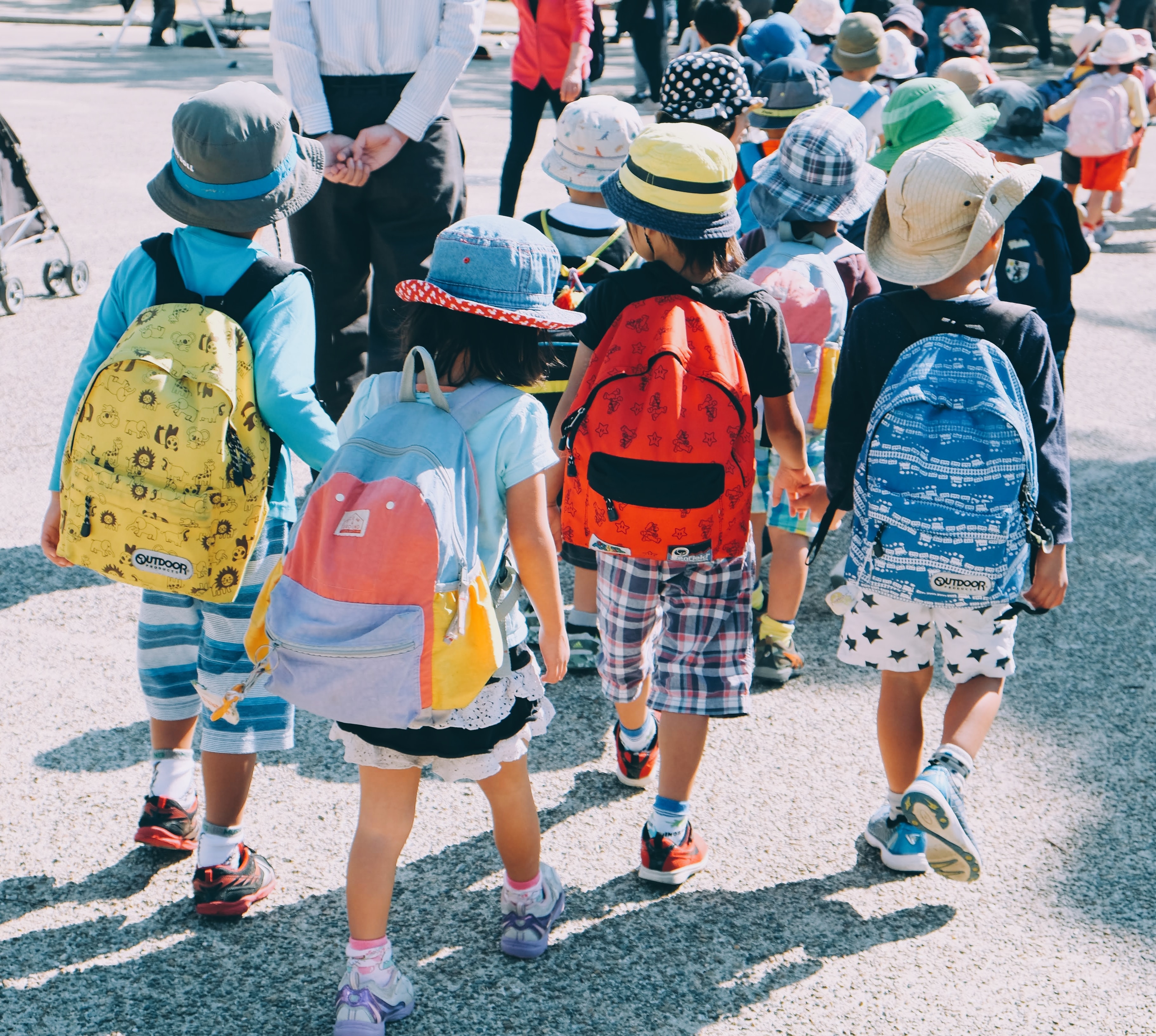 Groupe d'enfants en sortie scolaire à l'extérieur