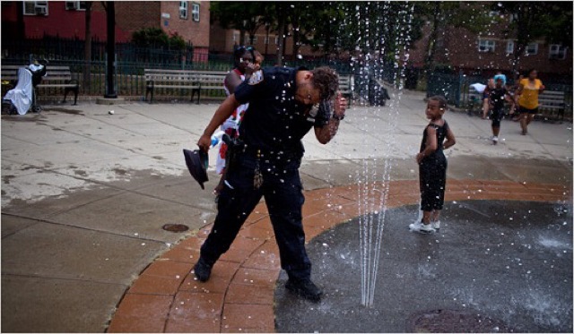 New-Yorkais qui se rafraîchissent pendant la canicule