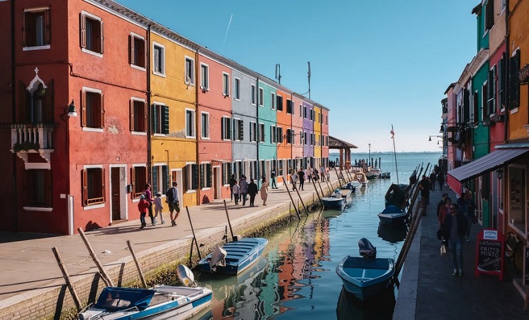 maisons colorés et gondoles sur le canal de venise
