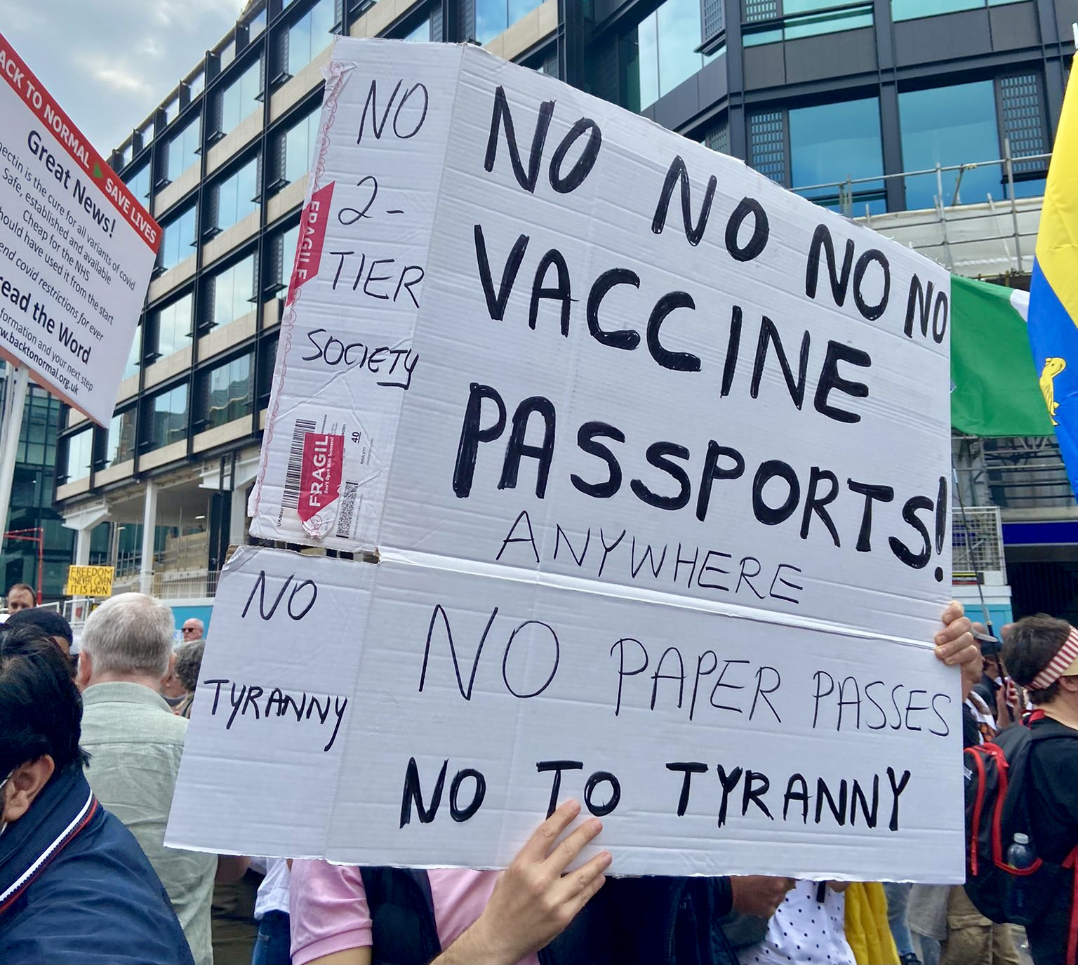 Pancarte de la manifestation anti-passeports vaccinaux