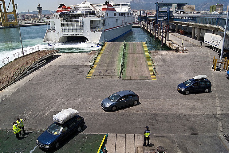 des véhicules embarquent à bord d'un navire, dans le détroit de Gibraltar