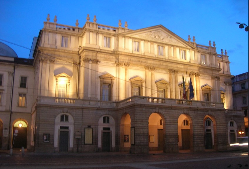 bâtiment de la Scala Milan de nuit éclairé par des lumières