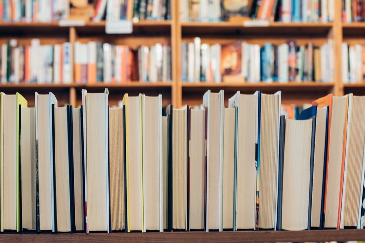 livres dans une etagere