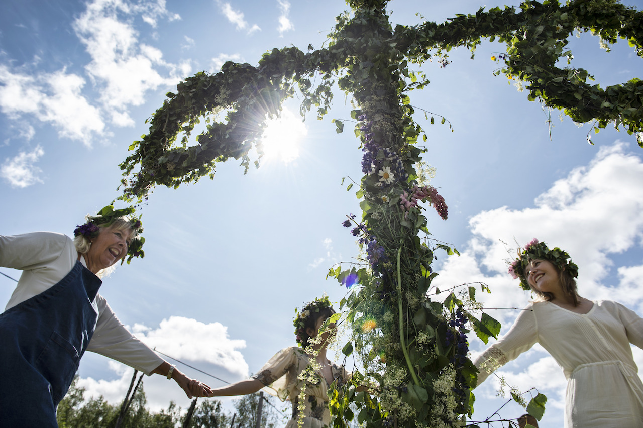 danse de midsommar en suède