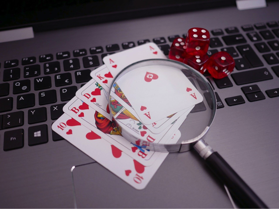 cartes de jeu sur un clavier d'ordinateur