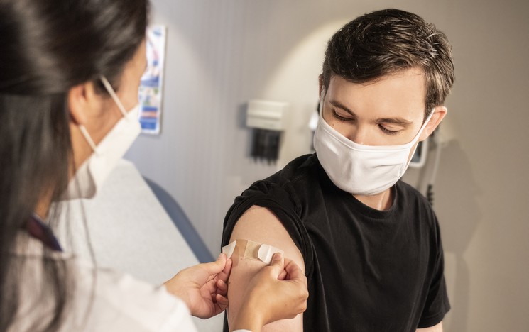 une médecin vaccine un homme contre le covid-19
