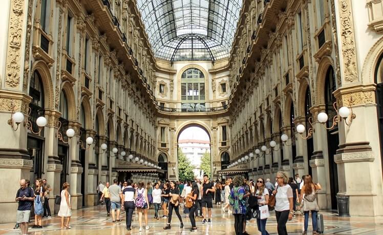 des touristes font des courses dans galerie marchande de milan