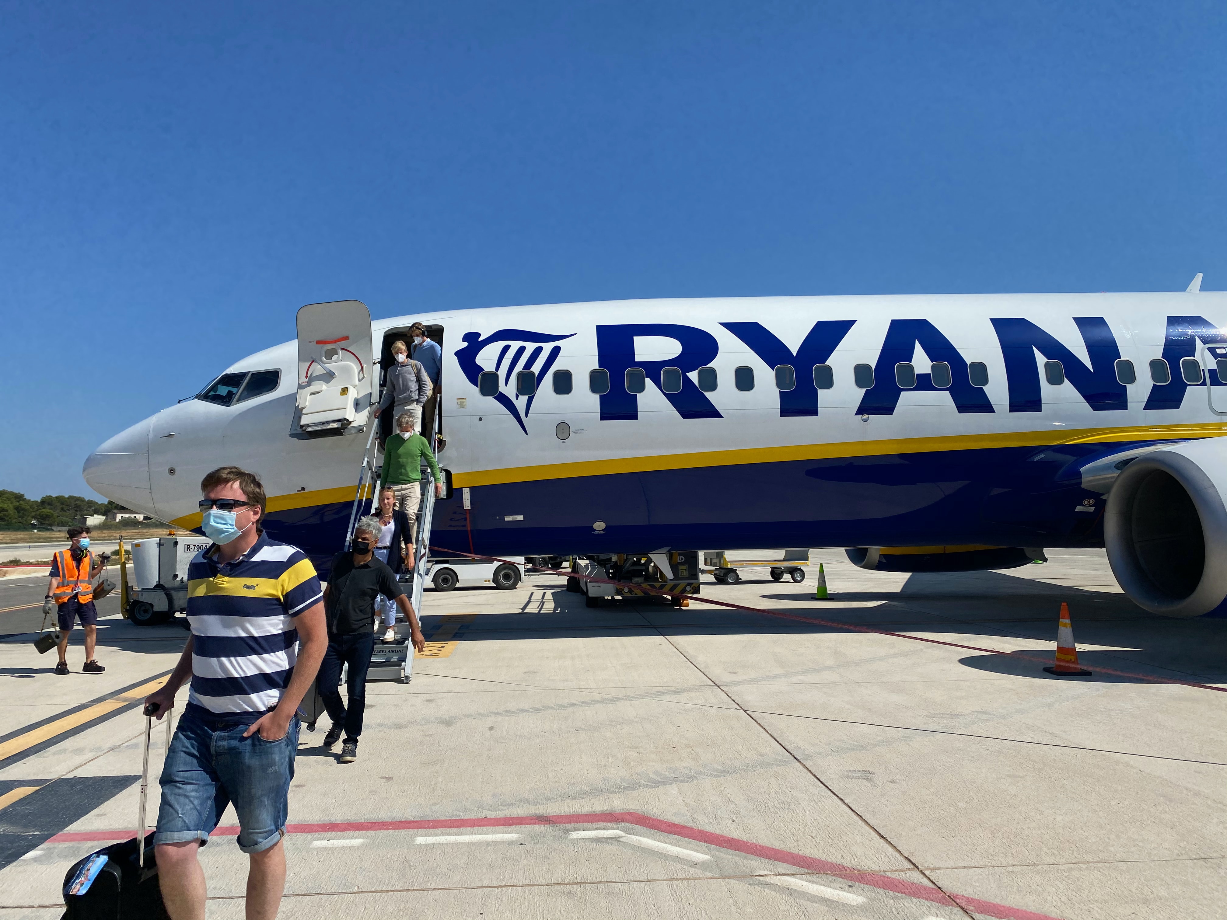 Passagers anglais débarquant à Malaga d’un vol Ryanair 