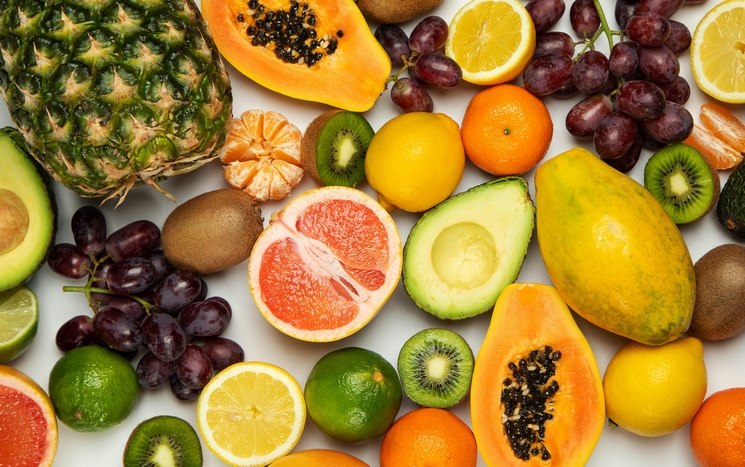 Des fruits étalés sur une table 