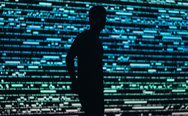 Un homme se tient devant un tableau numérique