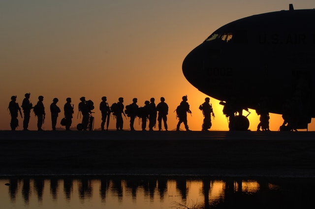 Des soldats au soleil couchant