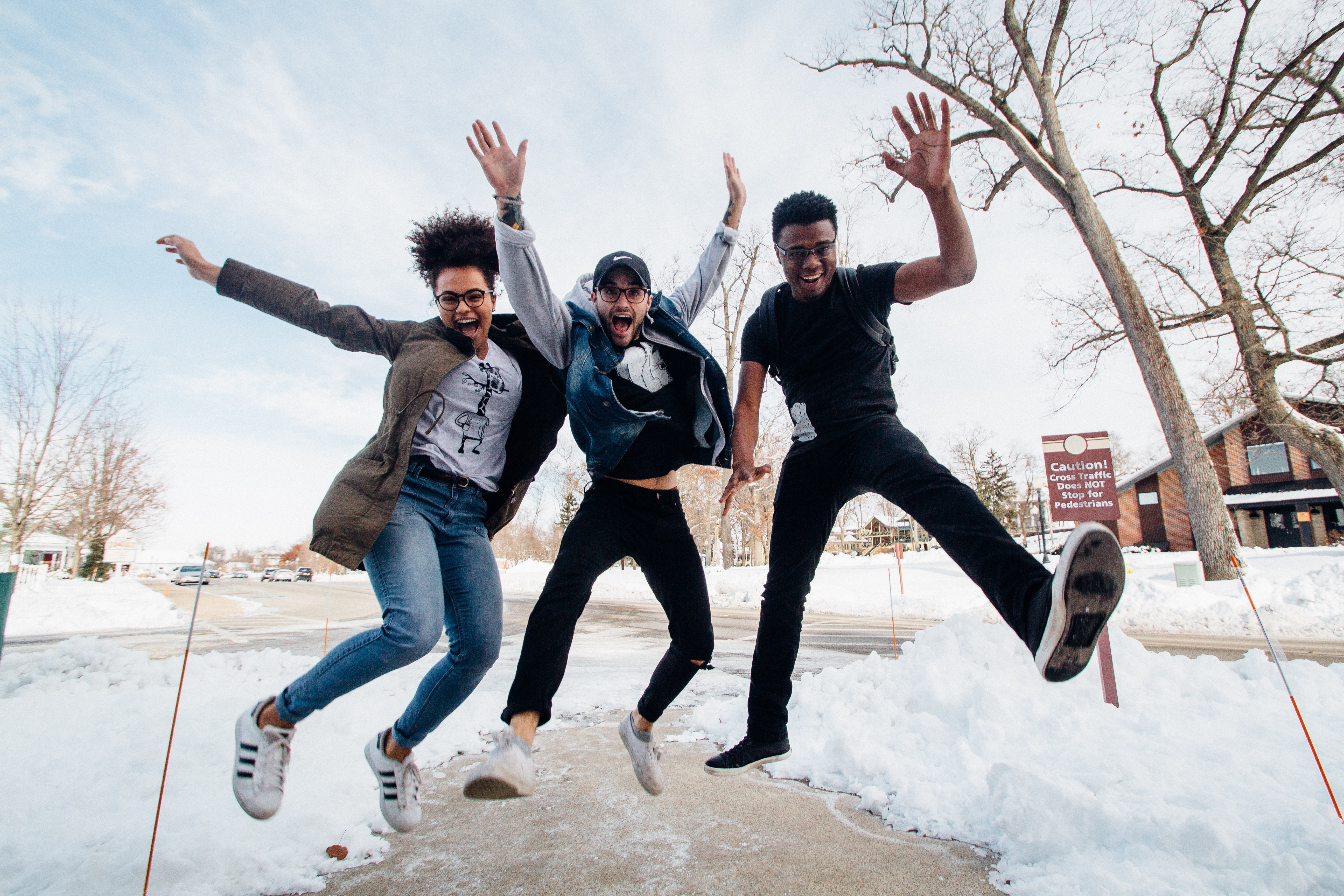 Trois jeunes sautent de joie 