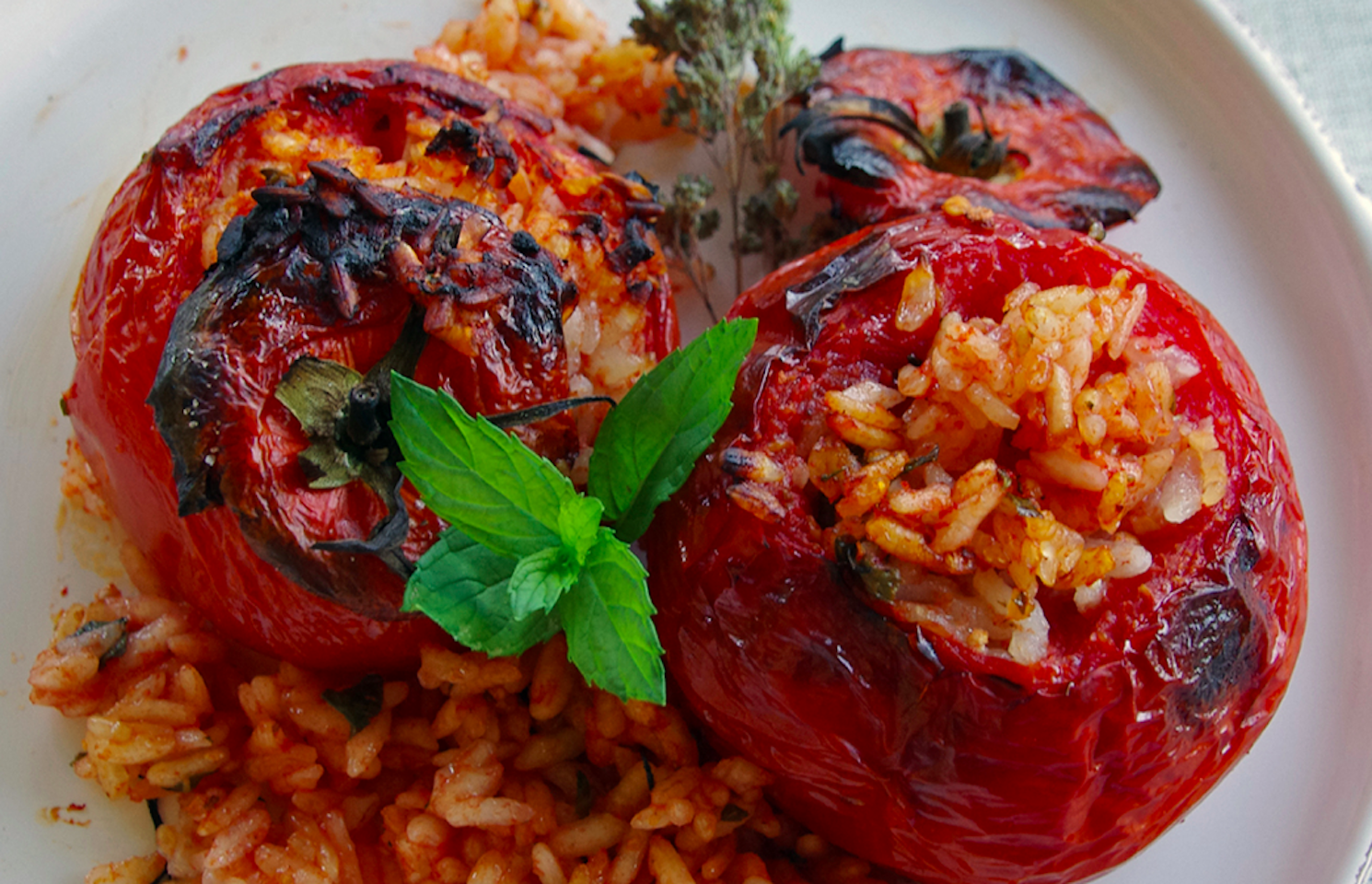 Tomates au riz cuit au four avec une feuille de basilic