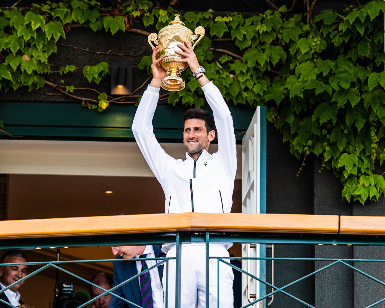 Novak Djokovic soulevant le trophée de Wimbledon