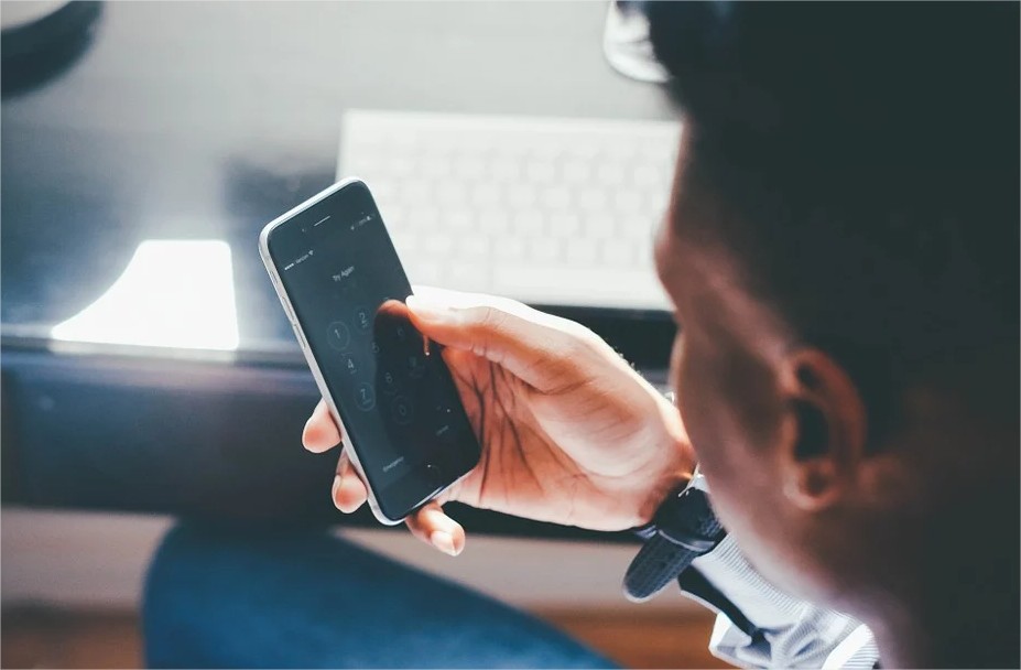 Personne qui a son téléphone dans la main et qui le regarde