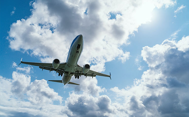 un avion dans le ciel