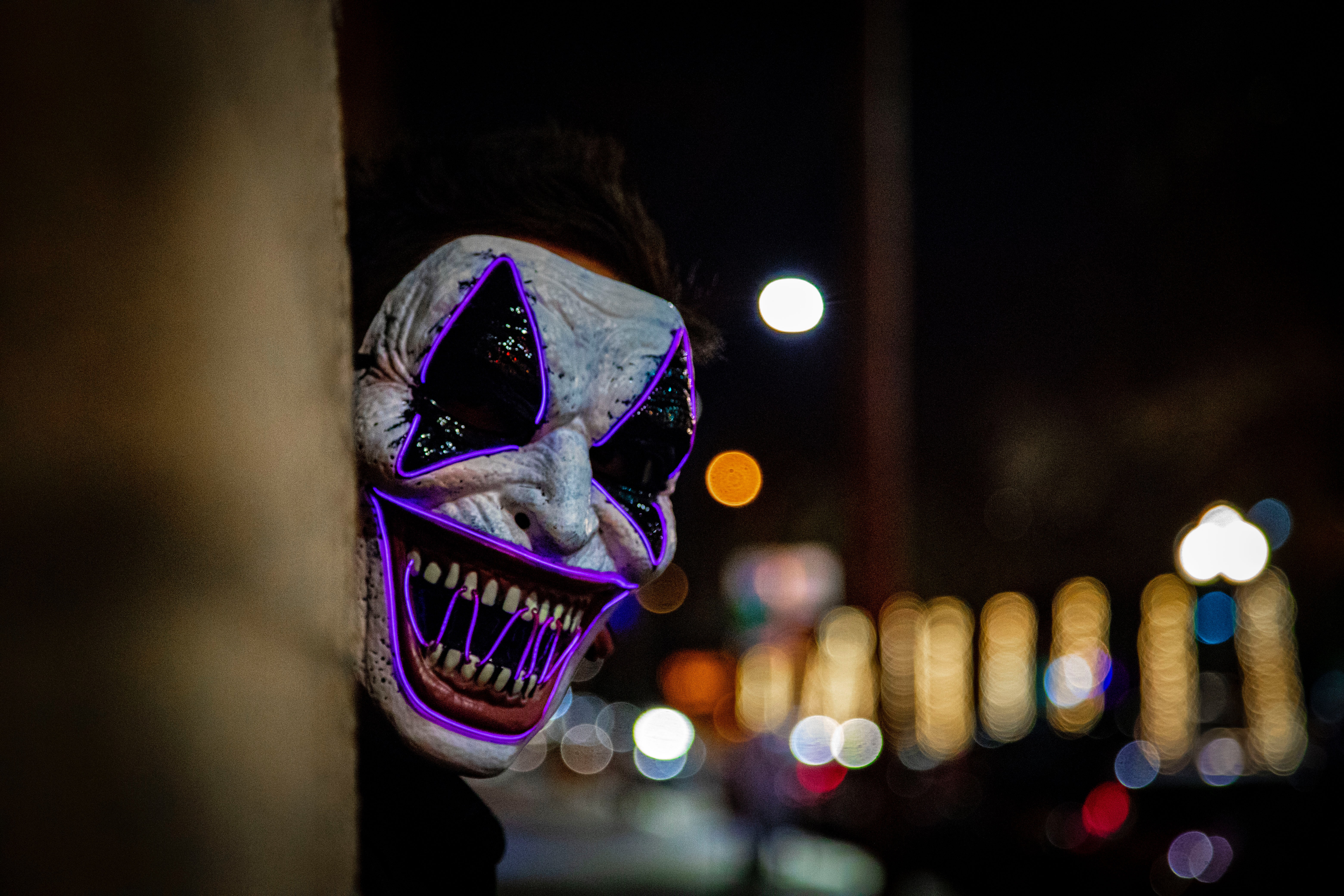 Un homme masqué lance un regard mauvais