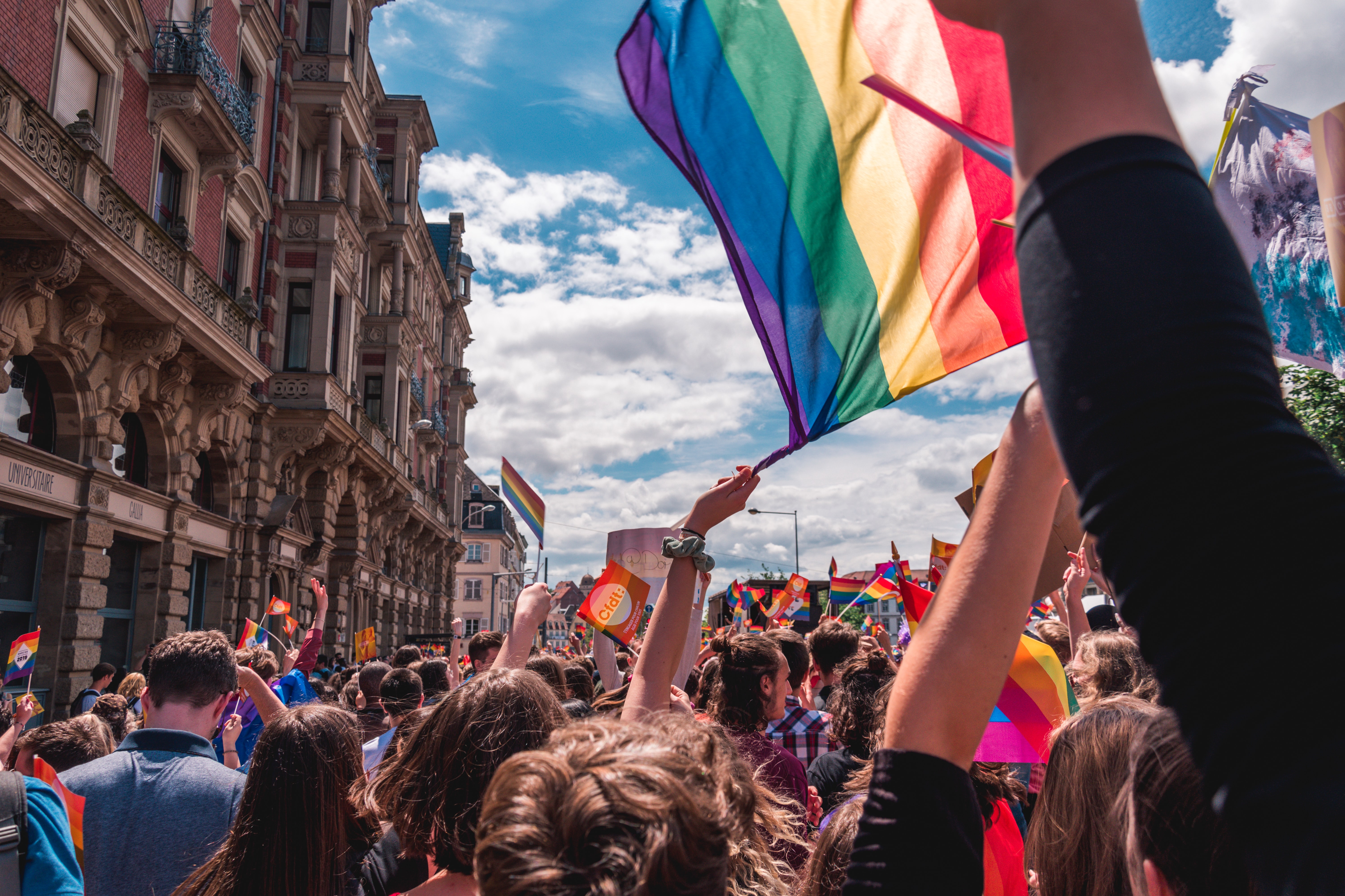 Drapeaux et personnes participant à une pride