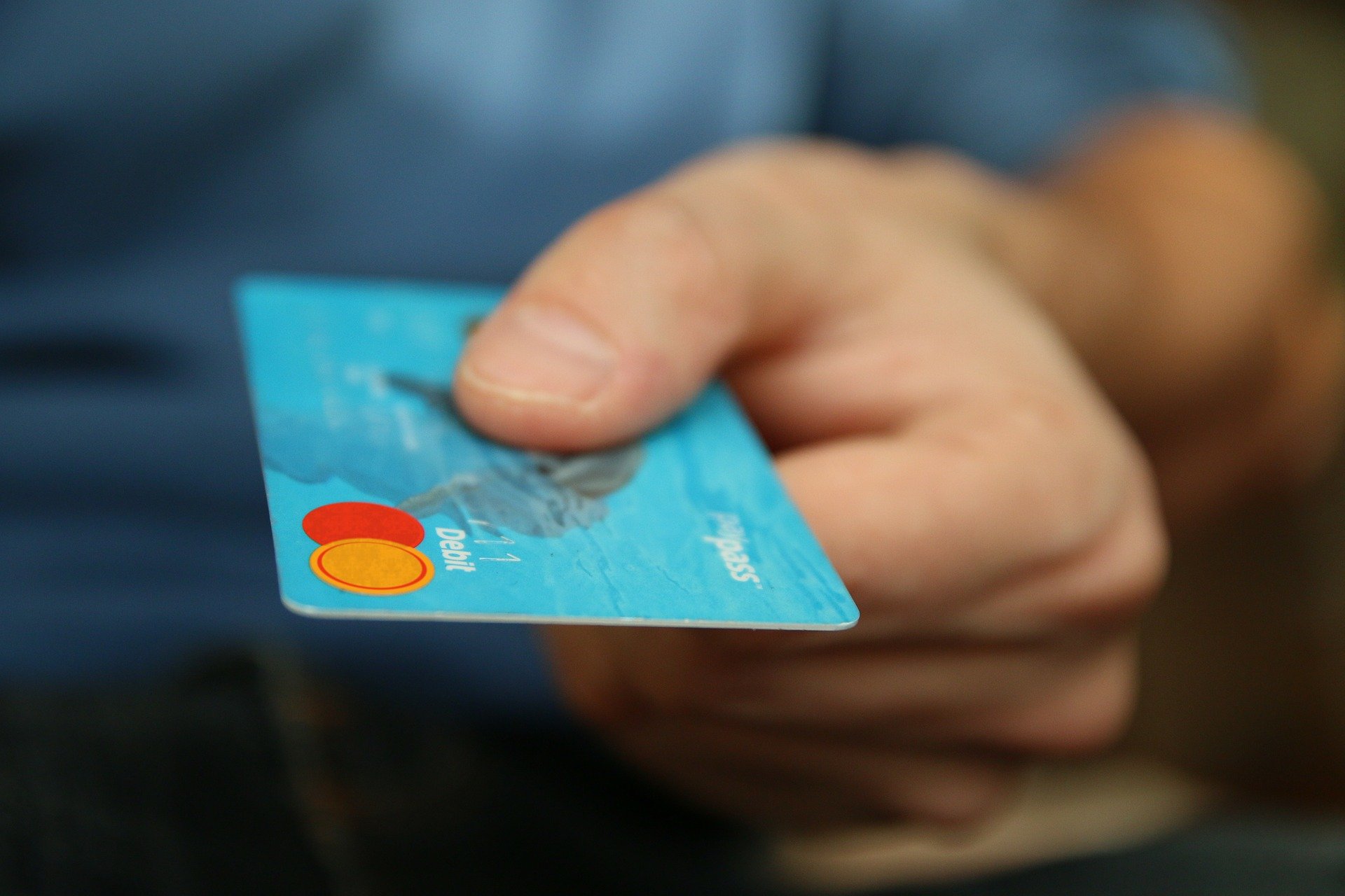 homme qui tient sa carte de crédit à l'étranger