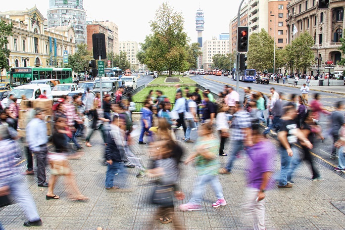 Gens qui manifeste à Santiago pendant la pandemie phase 3 chili