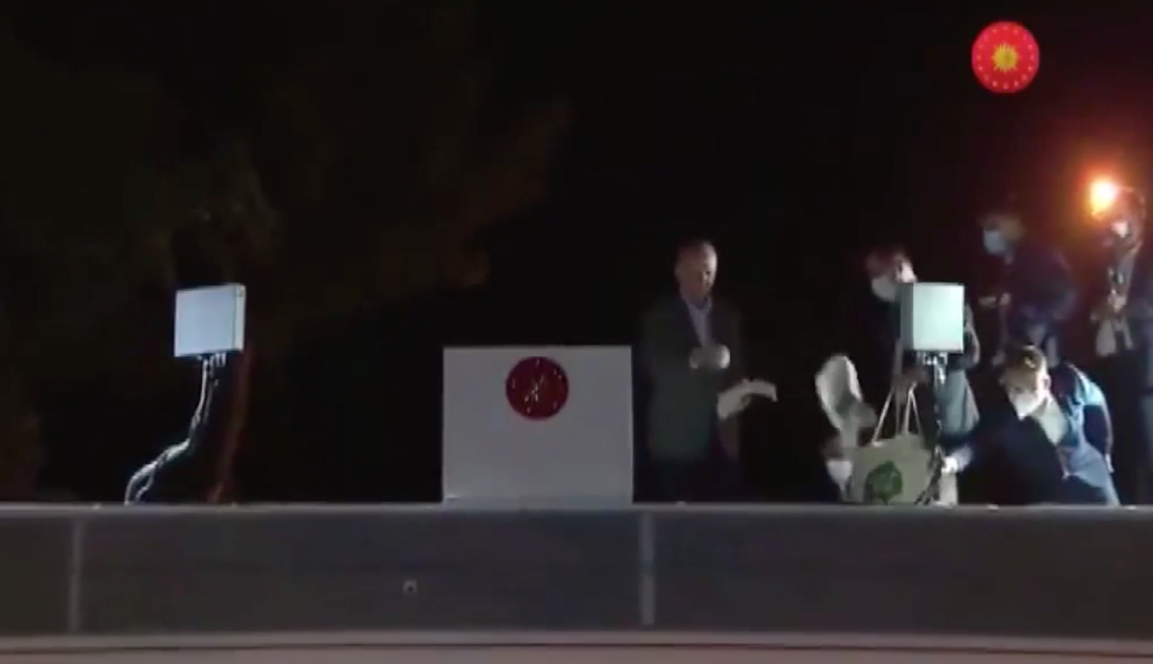 Erdogan distribue du thé