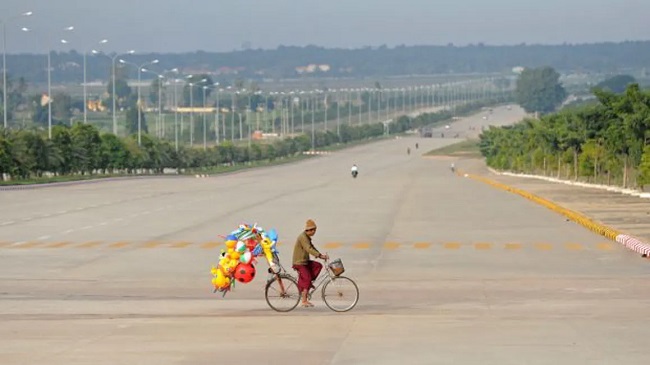 Vue de Nay Pyi Taw presque vide avec un cycliste en premier plan