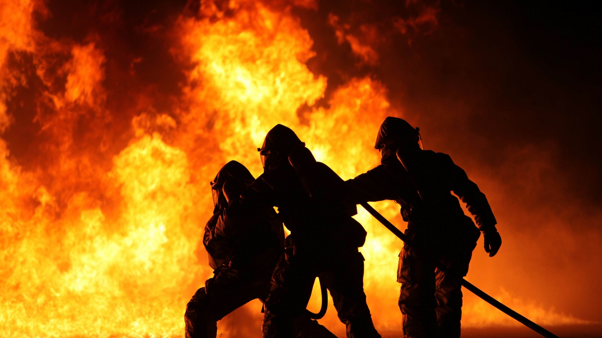 pompier eteignent un feu