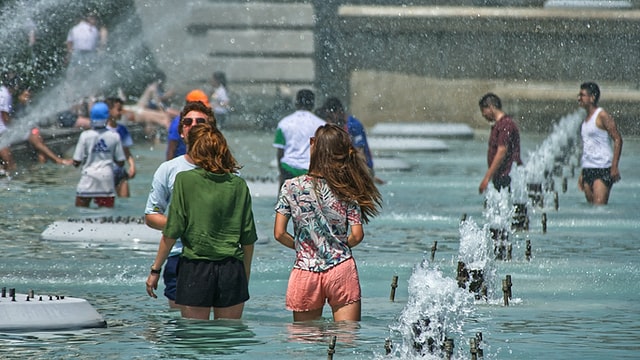 des personnes se rafraîchissent lors d'une canicule à Bucarest