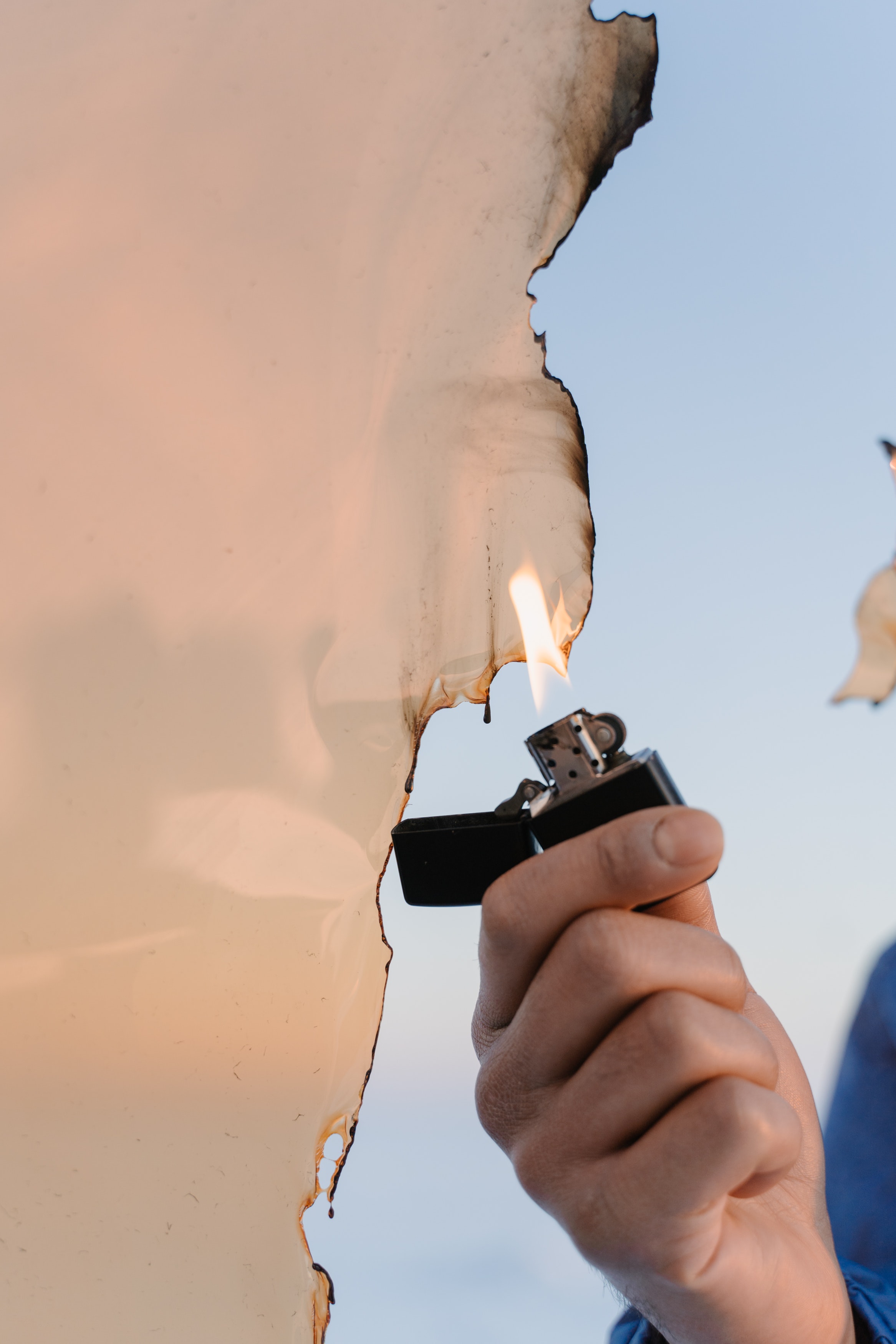 une personne allume un briquet