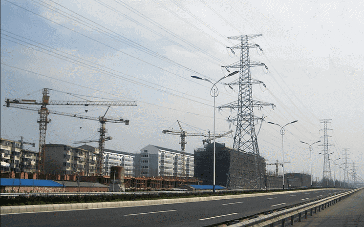 des pylones avec des fils électriques