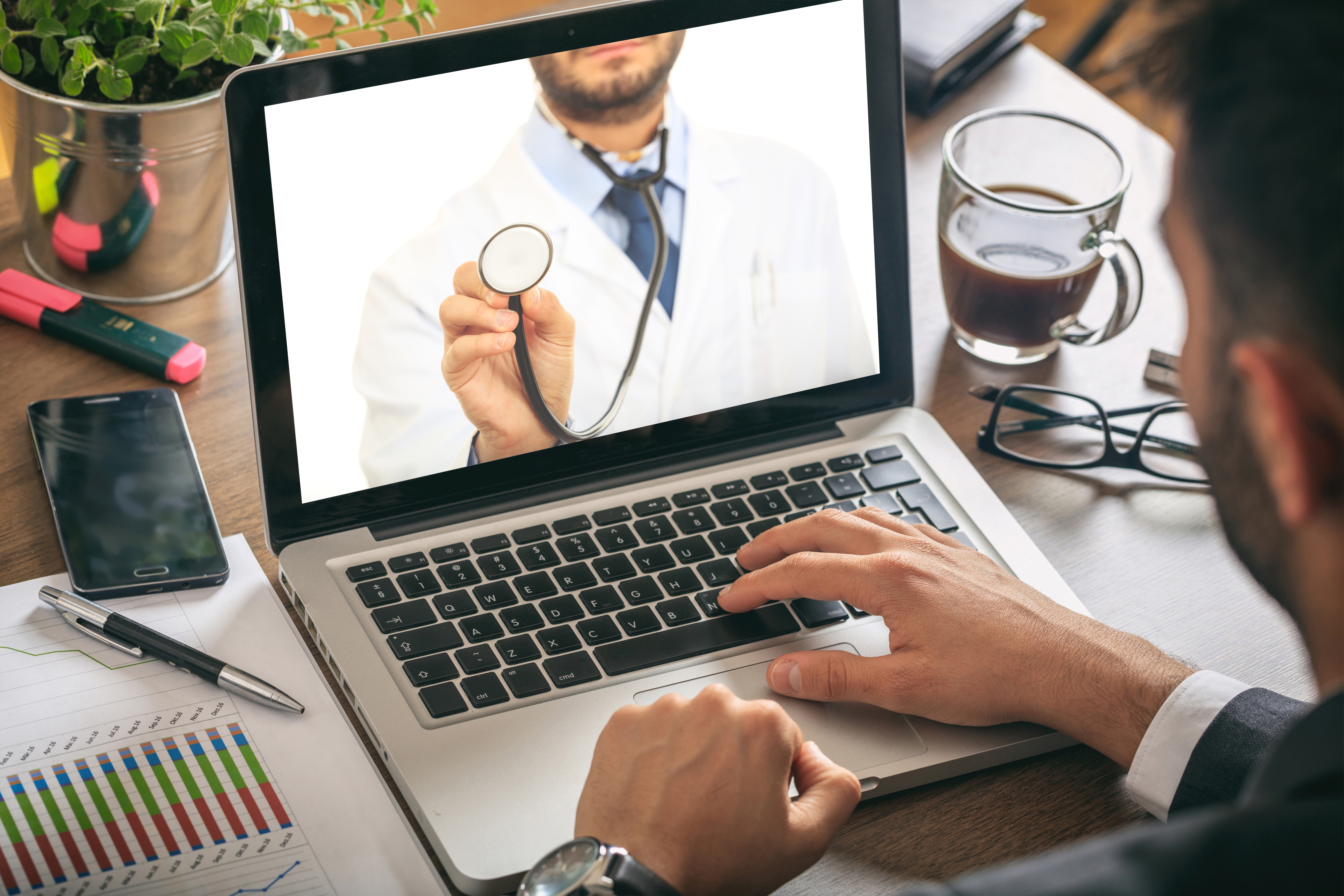 homme en téléconsultaion avec un médecin en ligne