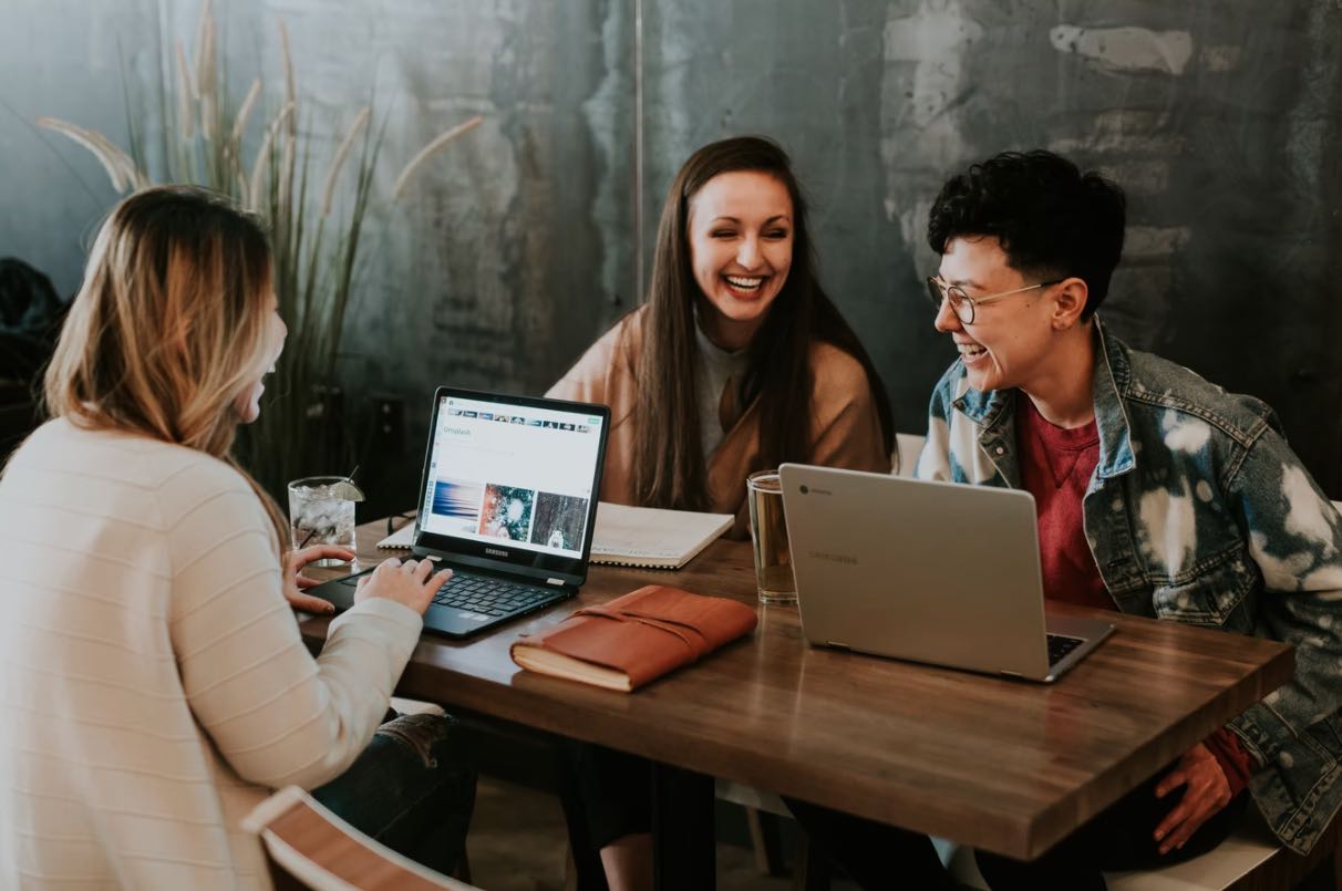 3 étudiants au travail 